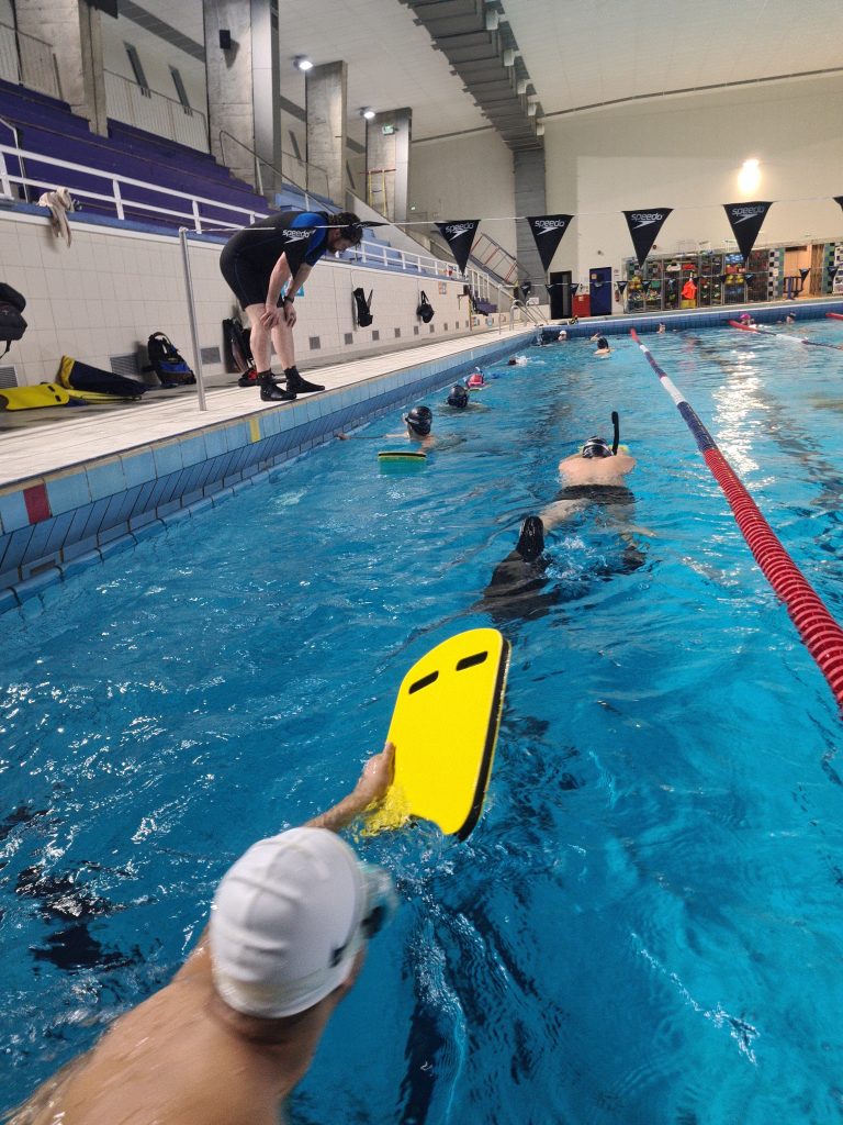 les adhérents du CSI dans l'eau